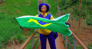 Carteira atravessando uma ponte segurando uma bandeira do Brasil