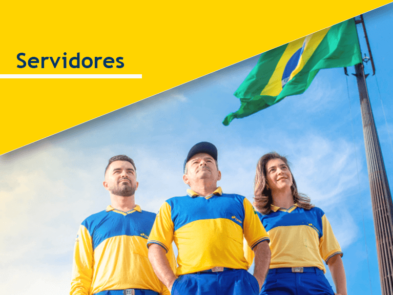 Carteiros de pé em frente a um mastro com a bandeira do Brasil ao fundo. Frase do banner: Servidores
