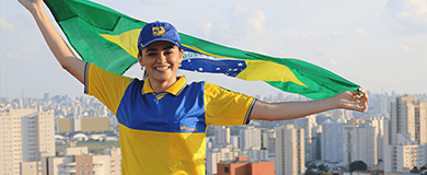 Carteira uniformizada com bandeira do Brasil nas mãos