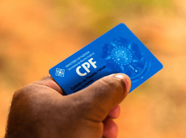 mão com um cartão do CPF