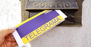 Telegrama sendo deixado na caixa de correio