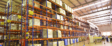 Estante de seis andares em armazém logístico com encomendas e paletes